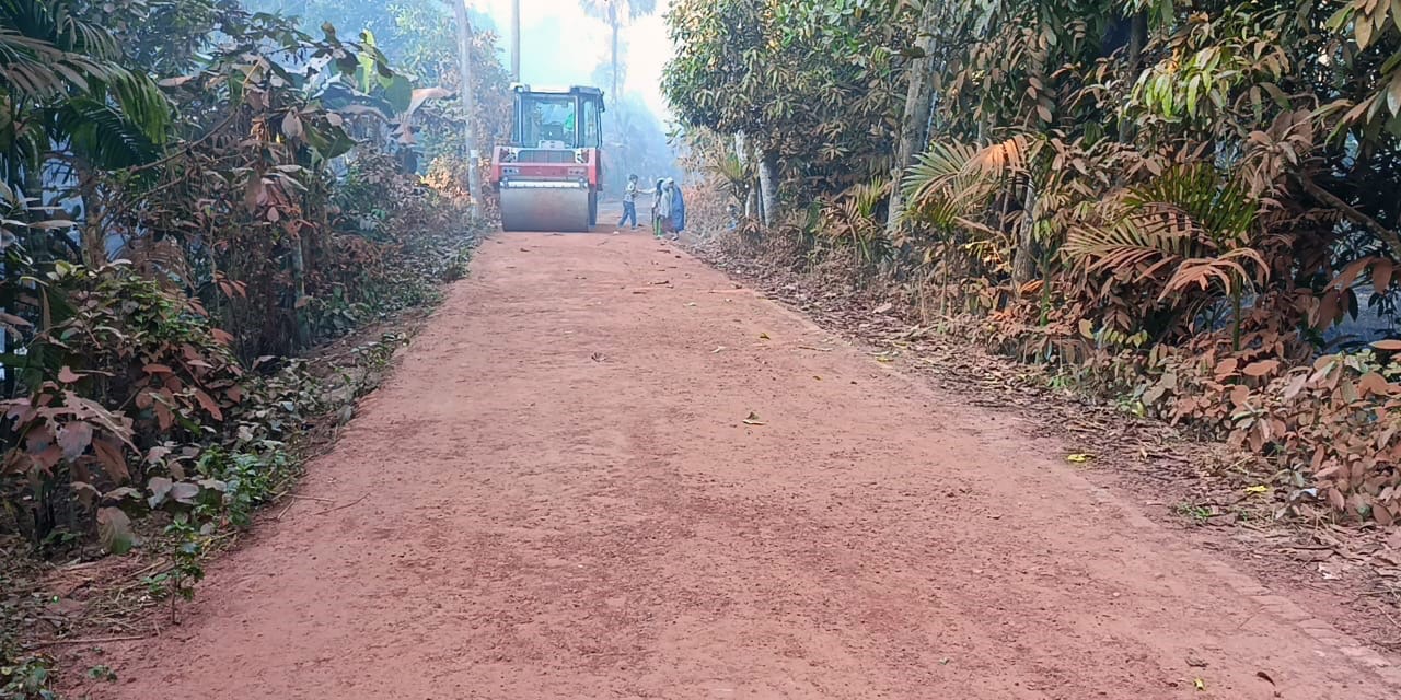 সড়ক নির্মাণে অনিয়ম ও  দীর্ঘ দিন বন্ধ থাকার পর কাজ শুরু করলেও জানেনা কর্তৃপক্ষ