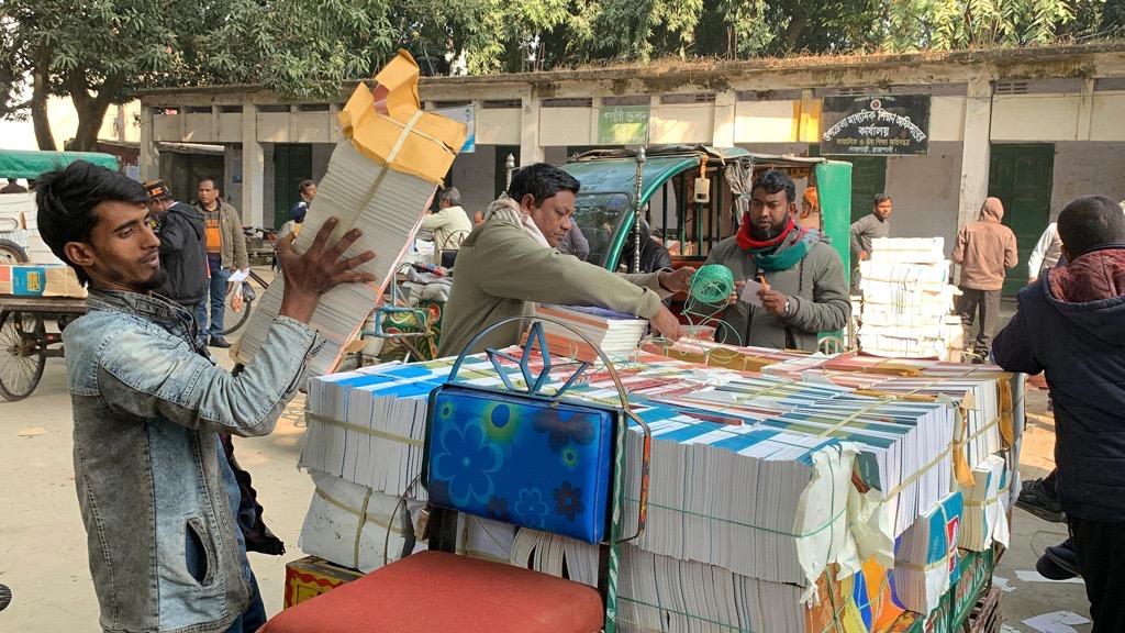 রাজশাহীতে নতুন বই আসতে শুরু করেছে