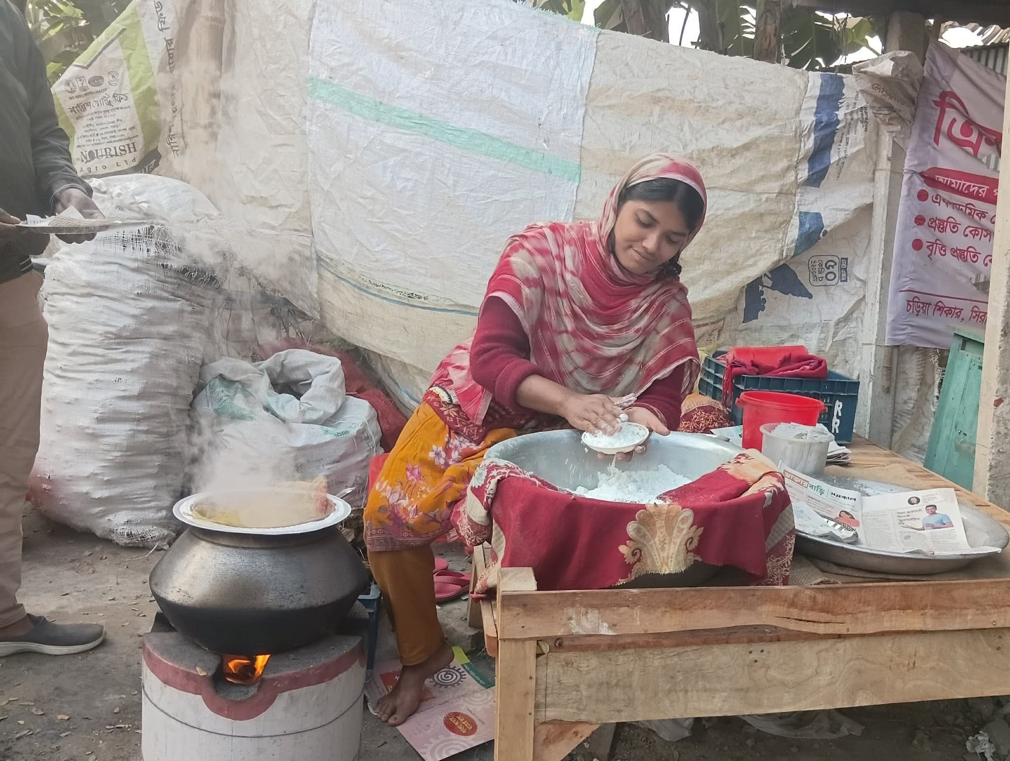 সলঙ্গার রাস্তায় রাস্তায় মৌসুমী পিঠা
