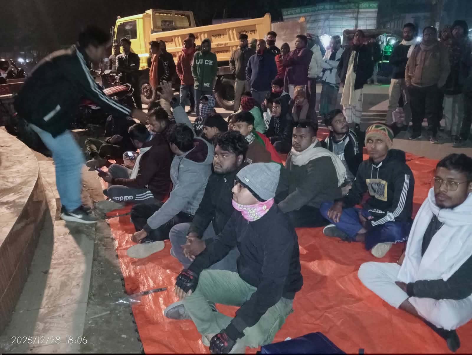 জুলাই যোদ্ধা ওসমান হাদিকে হত্যার প্রতিবাদে পাঁচবিবি পাঁচমাথাতে ডকুমেন্টারি প্রদর্শন।