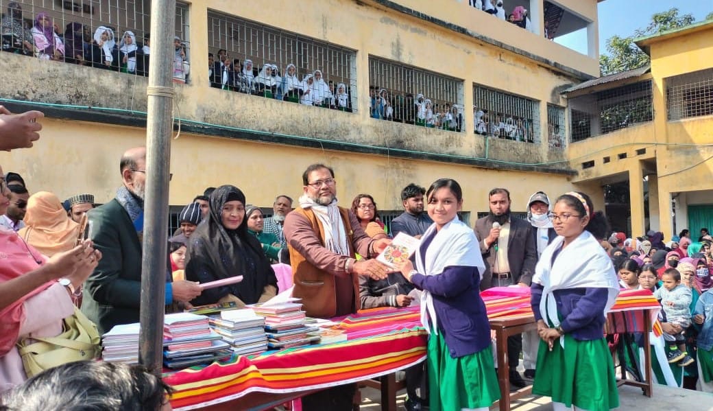 ভোলায় ৬ লাখের বেশি শিক্ষার্থীর হাতে নতুন বই