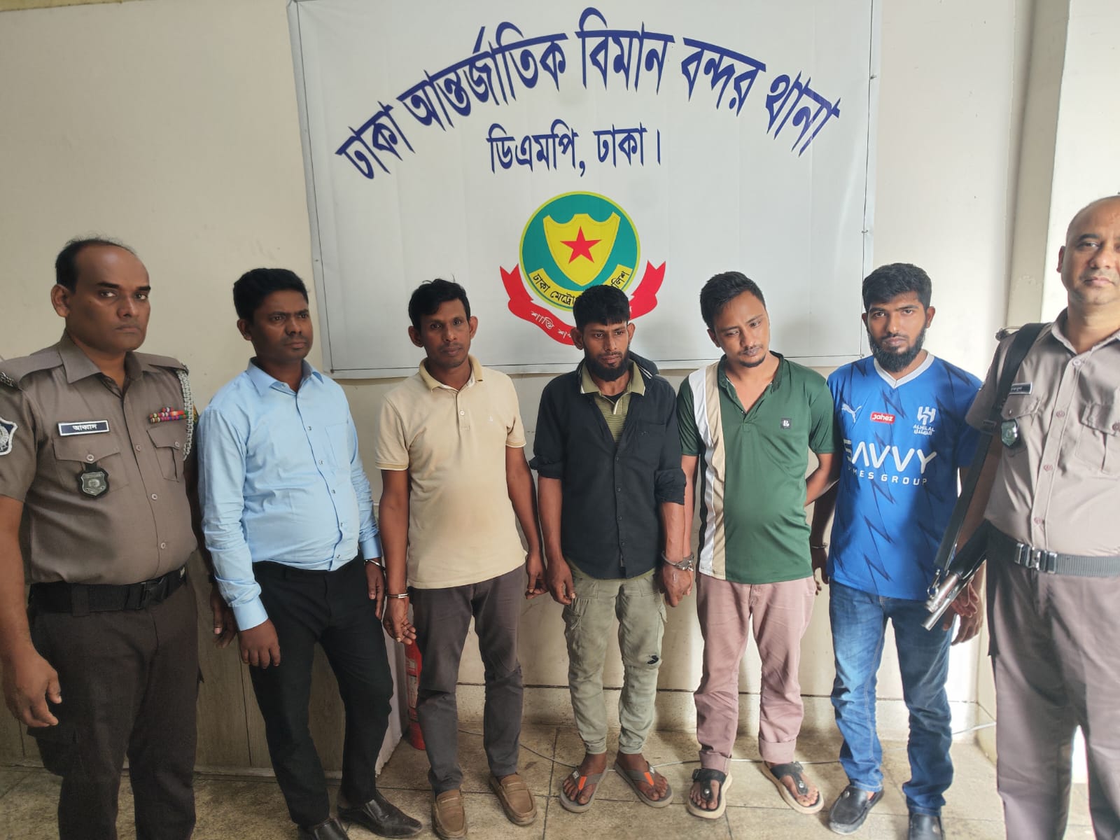 বিমানবন্দর এলাকায় কাপড়বোঝাই কাভার্ড ভ্যান চুরি গ্রেফতার ৫ মালামাল সহ ২ ভ্যান জব্দ