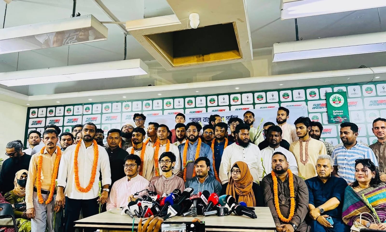 ঢাকায় এনসিপিতে তিন শতাধিক নেতার যোগদান, ফুল দিয়ে বরণ করলেন আদীব
